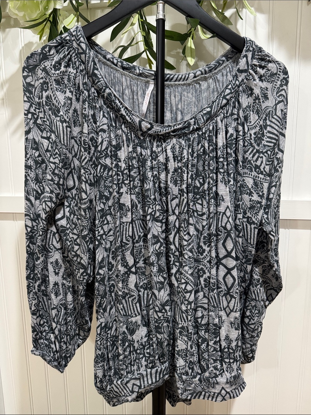 #820 FREE PEOPLE Black & Gray Print Pleated Peasant Blouse